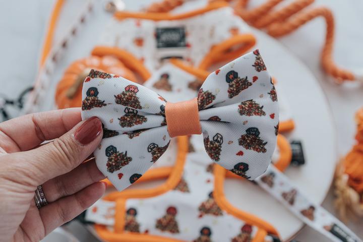 Nœud Papillon Teckel dans les feuilles Sassy Woof