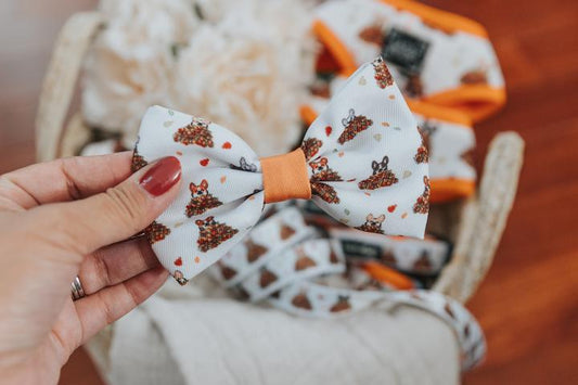 Nœud Papillon Corgi dans les feuilles Sassy Woof
